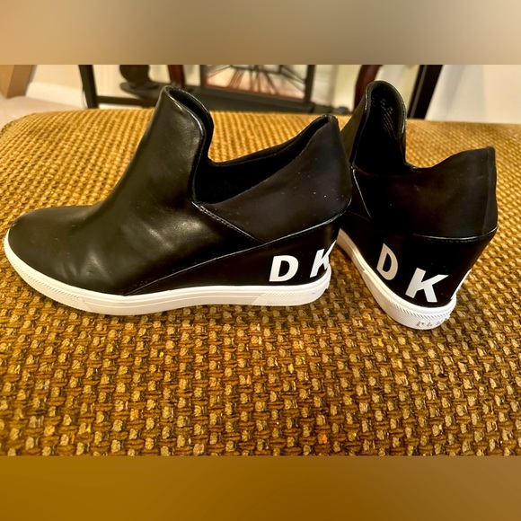 Black DKNY Wedge Sneakers Size 9 - Picture 1 of 10